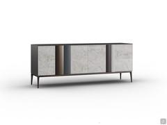 Credenza elegante Keramos con ante in ceramica opaca, basamento con piedini inclinati colore bronzo: notare il primo inserto da sinistra in legno laccato bronzo in tinta alla base metallica