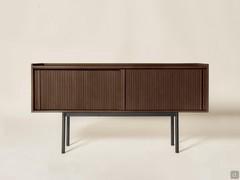 Credenza Katen in frassino tinto bruno, con basamento alto in metallo laccato opaco nero