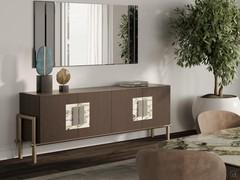 Credenza Window con ante in legno listellare noce canaletto ed inserti ceramici in golden beauty lucido coordinati al piano del tavolo da pranzo