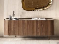 Credenza moderna Lena con scocca in Noce Canaletto e top in ceramica Calacatta Gold Lucido