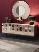 Credenza moderna con basamento in metallo Moma in un living elegante