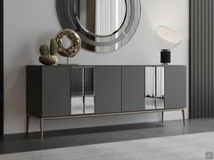 La credenza a quattro ante Quartetto permette di personalizzare gli inserti anche in vetro specchiato bisellato: qui sono proposti nella variante fumè abbinata ad ante e struttura in laccato antracite