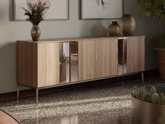 La credenza a quattro ante Quartetto con inserti in vetro specchiato bisellato colore bronzo sapientemente abbinati alla struttura e alle ante in noce canaletto