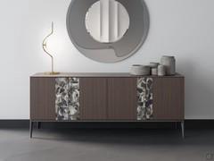 Credenza a quattro ante con inserti Quartetto in finitura noce canaletto per la struttura e ceramica Agata Black per gli inserti