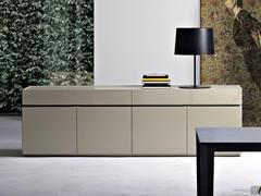 Credenza moderna con ante e cassetti Raiki in laccato