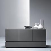 Credenza moderna con ante e cassetti Raiki, modello con cassetto in basso