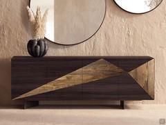 Credenza artigianale in legno Maple con struttura in legno rovere Moka, inserto in legno secolare e coppia di basi in metallo verniciato brunito metallizzato