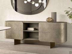 Credenza moderna con 2 ante Keyra e con vano centrale a giorno dotato di ripiano in legno laccato