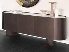 La credenza Savoy di Cattelan è caratterizzata da un elegante top in ceramica, con struttura e ante in metallo goffrato bronzo