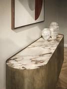 Credenza Savoy di Cattelan con ante e struttura in metallo verniciato oxybrass e top in pietra ceramica marmo breccia