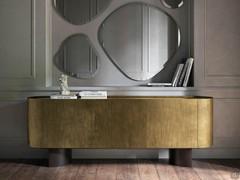 Credenza a tre ante con piano in ceramica Savoy di Cattelan nella particolare finitura Oxybrass