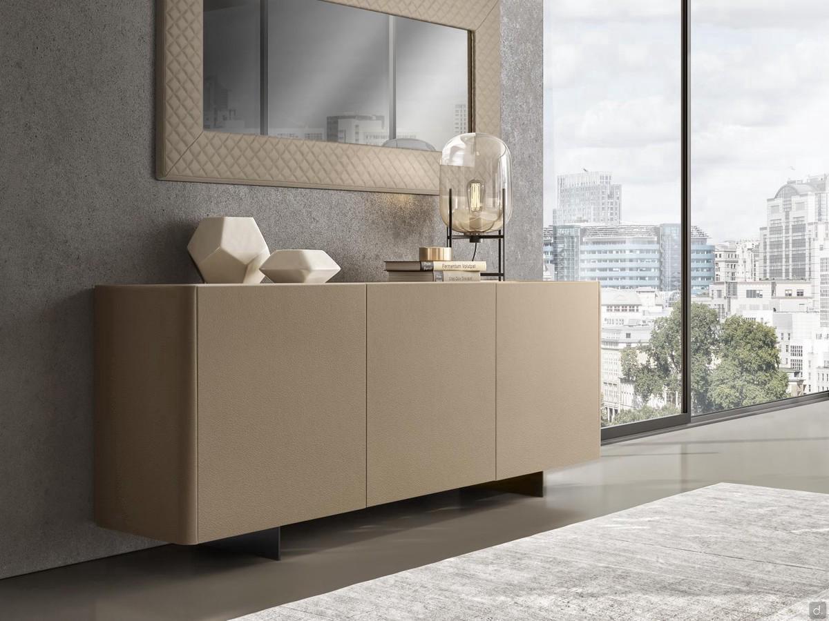 Vista tre quarti della credenza moderna Maia con piedi in metallo, piano in legno massello tinto Frassino Nero e ante con rivestimento liscio in pelle