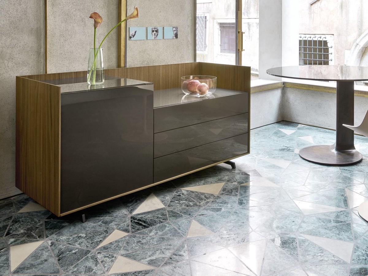 Credenza moderna con vano a giorno Columbus Low, il gioco di pieni e vuoti è risaltato anche dalle differenti finiture