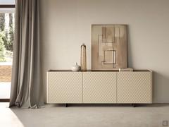 Credenza imbottita Maia con ante e scocca rivestite in pelle con lavorazione trapuntata a rombi e top in frassino testa di moro