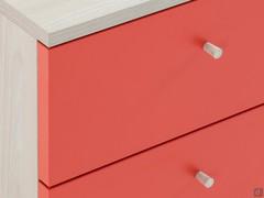 Particolare dei cassetti con frontali colorati e maniglia Dotto C01 in laminato Olmo Chiaro