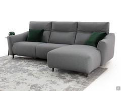 Divano Prado nella versione con braccioli cm 23 con chaise longue e due sedute con relax elettrico