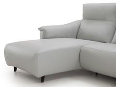 Divano Prado con chaise longue con piedini eleganti in cromo nero lucido