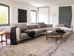 Divano Jude lineare con chaise longue per un salotto contemporaneo e versatile