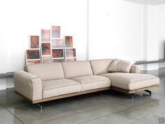 Divano Raymond con base in noce nella versione con chaise longue