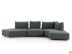 Vista frontale del divano Prisma Rock nella versione lineare con chaise longue