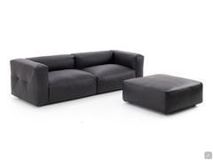 Divano lineare Softly in pelle nera con pouf abbinato