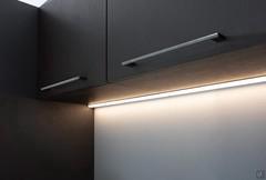 Particolare delle maniglie cod.68- in acciaio zigrinato (barra led non inclusa)