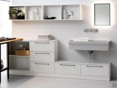 Arredo bagno per lavanderia Oasis con lavatoio sospeso e composizione di mobili contenitori bassi con cassetti