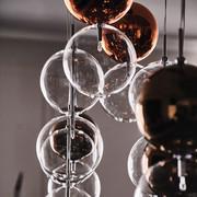 Dettaglio delle  sfere in vetro borosilicato della lampada Apollo di Cattelan