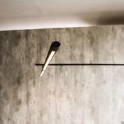 Particolare del funzionale paralume girevole con striscie led della lampada Stealth di Cattelan