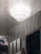 Lampada a soffitto Ecos realizzata con anelli in vetro rigadin bianco agganciati su una montatura in metallo