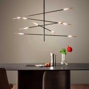 Originale lampadario Crossroad di Bonaldo con cilindro centrale dotato di luce led all'estramità inferiore