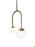 Dettaglio del lampadario Hope con sfere in vetro soffiato a mano bianco latte satinato, struttura in metallo verniciato oro spazzolato nella versione a sospensione singola