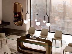 Lampadario con sfere in vetro di design Hope: versione a sospensione tripla abbinata al tavolo Odyssey con piano da 300 cm