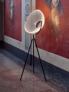 Lampada di design Demì Moon nella versione con treppiede verniciato nero