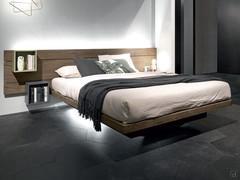 Letto sospeso con boiserie Overfly con giroletto e testiera in legno