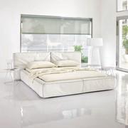 Letto imbottito in soffice piuma Fluff di Bonaldo nella versione in bianco