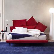 Letto Picabia di Bonaldo con rivestimento monocolore in tessuto rosso