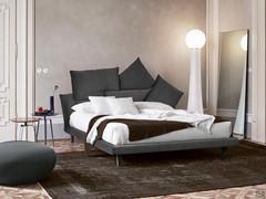 Letto con testiera con cuscini multicolor Picabia, configurabile anche in questa interessante versione monocolore