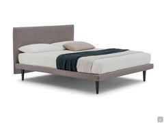 Letto imbottito Pinch con giroletto h.9 con piedini alti