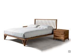 Letto in legno con testiera curva Katai, in legno noce naturale 