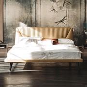 Letto imbottito in similpelle stile vintage Amadeus di Cattelan