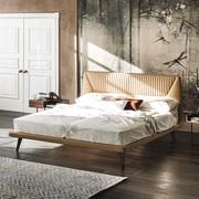 Letto imbottito in similpelle stile vintage Amadeus di Cattelan, abbinato ai comodini Dante