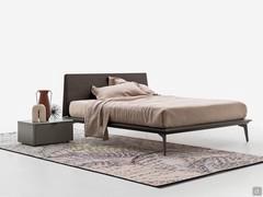 Letto in legno con piedini alti Lacrosse con giroletto e testiera in finitura Fashion Wood