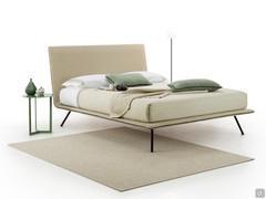 Letto imbottito sottile e minimale Twist di HomePlaneur