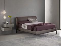 Letto imbottito con basamento in metallo Tennessee, rivestimento in tessuto, similpelle o pelle sfoderabile