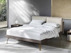 Letto matrimoniale Florida con struttura e retrotestiera in laccato opaco e piedini in metallo laccato Bronzo.