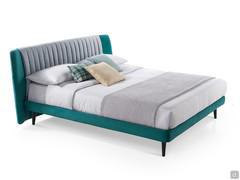 Letto Danae con giroletto sottile h.10 cm e testata con rivestimento reversibile con trapuntatura a strisce verticali