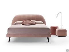 Letto imbottito Antilla con testiera curva e giroletto sottile h.10 cm, rivestimento in tessuto rosa