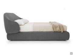 Letto Kalin disponibile interamente rivestito in tessuto, similpelle o pelle