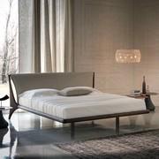 Letto matrimoniale in legno massello con testiera in pelle o similpelle Nelson di Cattelan